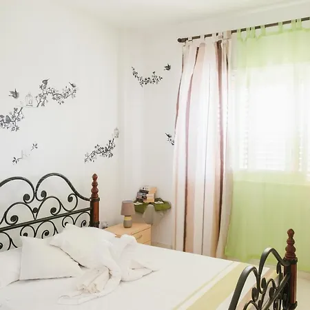 Regina Gardens 2 Bedroom Sea View Flat In Apartment *